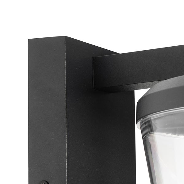 Nahaufnahme einer schwarzen Wandleuchte aus Metall mit eckiger Wandhalterung und transparentem Glas.