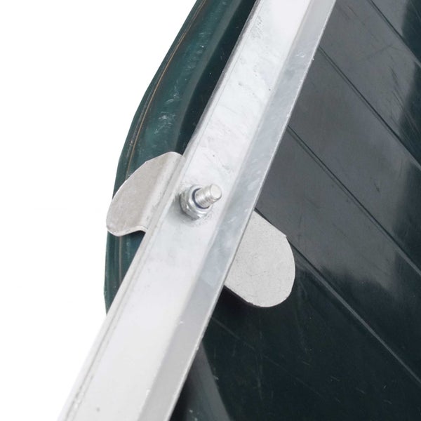 Detailansicht einer Metallbefestigung mit Schraube an einer Regentonne