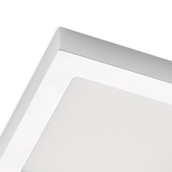 Detailansicht eines flachen LED-Panels mit silbernem Rahmen und weißer Diffusorfläche.
