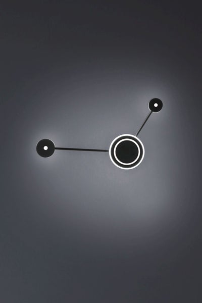 Moderne LED Wand- oder Deckenleuchte mit drei verbundenen runden Elementen in geometrischer Anordnung.