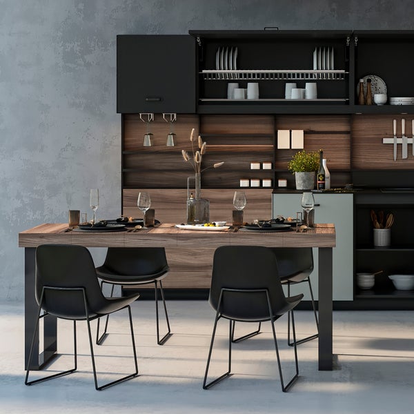 Moderne Einbaukueche mit dunklen Fronten und Holzelementen, integriertem Essbereich mit Holztisch und Stuehlen vor einer strukturierten Betonwand.