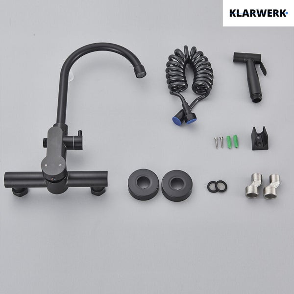 Schwarze Wand-Küchenarmatur mit hohem Bogenauslauf, Spiralschlauch, Handbrause und Montagematerial. Klarwerk Logo.