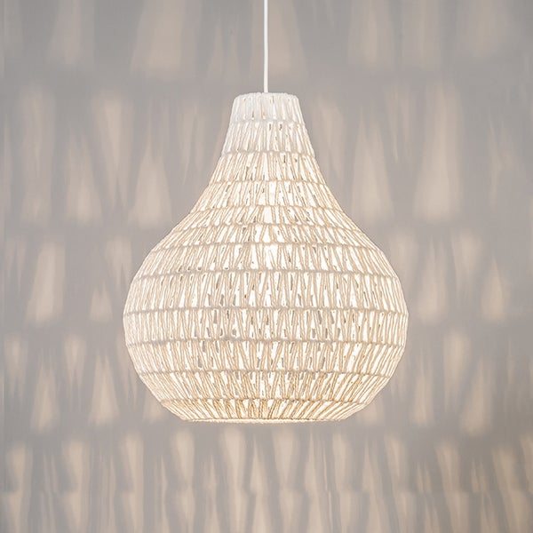 Pendelleuchte aus weißem Geflecht in bauchiger Tropfenform.