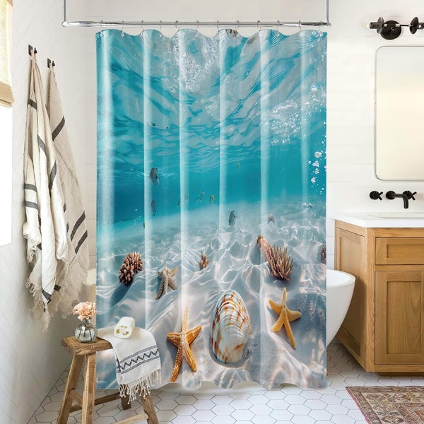 Badezimmer mit Duschvorhang mit Unterwassermotiv, das eine sandige Meeresbodenlandschaft mit Seesternen, Korallen und Fischen zeigt