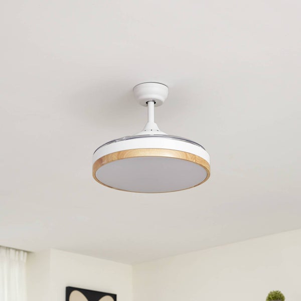 Moderner Deckenventilator mit integrierter LED-Beleuchtung und dekorativem Holzring.