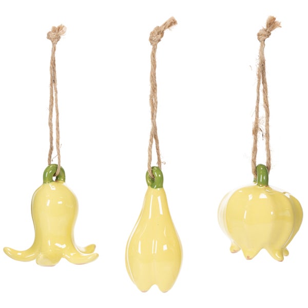 Drei gelbe Keramikanhänger mit Kordel zum Aufhängen