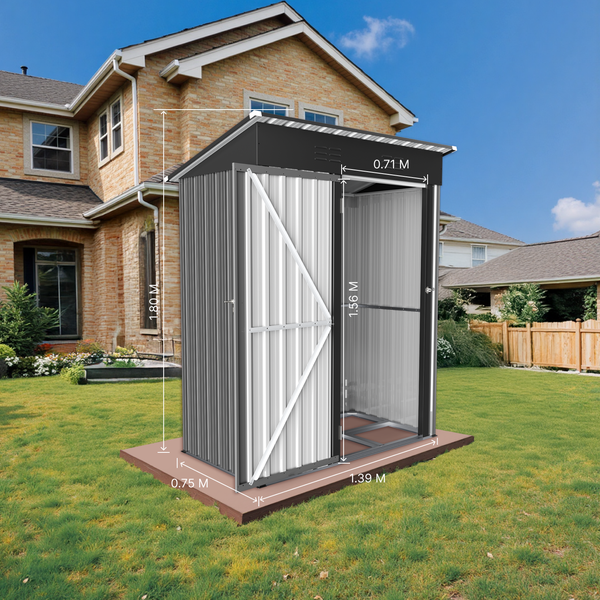 Gartenschrank aus Metall mit geöffneter Tür und Maßangaben im Garten