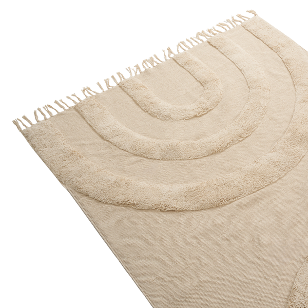 Ein rechteckiger Webteppich mit Fransen und einem erhabenen, halbkreisförmigen Muster im Boho-Stil.