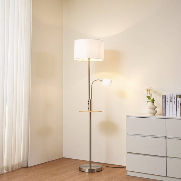 Stehlampe mit Leselampe und Ablage im Wohnraum