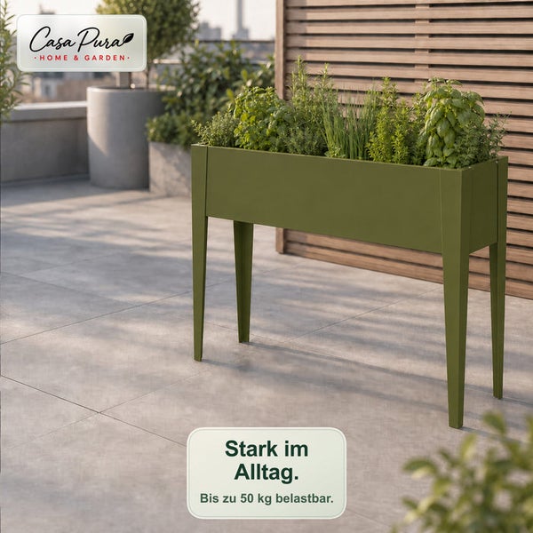 Grünes Hochbeet auf Beinen aus Metall, bepflanzt mit Kräutern auf einer Terrasse. Belastbar bis zu 50 Kilogramm. Casa Pura Logo.