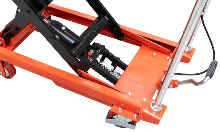 Detailansicht des hydraulischen Scherenmechanismus und Rahmens eines Hubtisches aus Stahl in Orange und Schwarz mit Rollen.