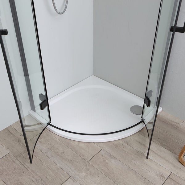 Eckdusche mit schwarzem Rahmen und Duschwanne