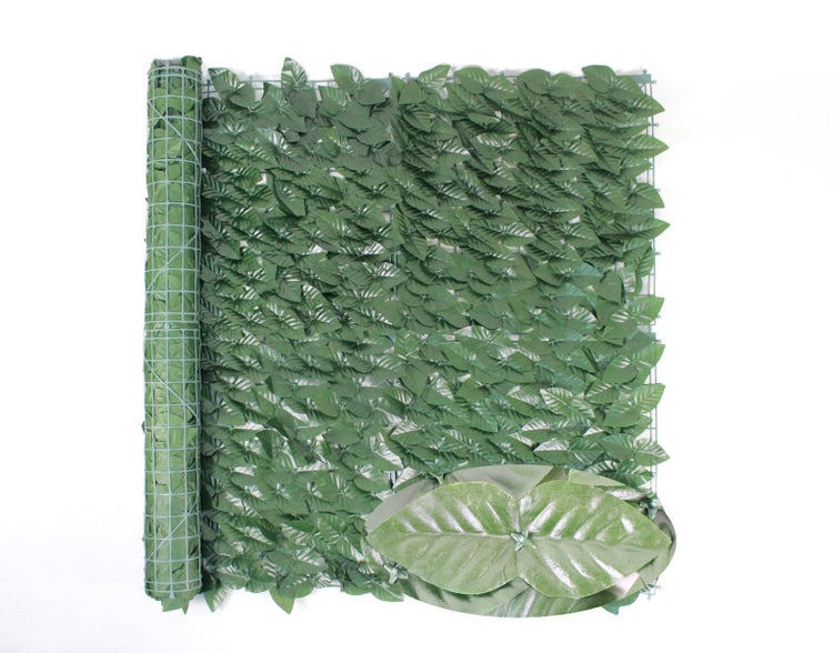 Künstliche Sichtschutzhecke mit grünen Blättern auf Kunststoffgitter, teilweise aufgerollt.