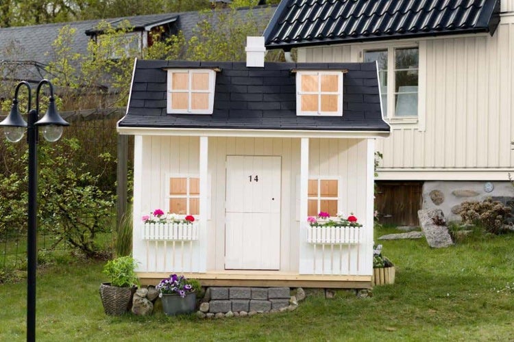 Alpholz Spielhaus Saga Kinderspielhaus aus Holz, Kinderhaus mit 45 mm Wandstärke Holzhaus Kinder, Naturbelassen 2,2x2,2m