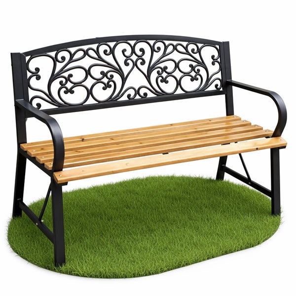 Gartenbank mit verzierter Rückenlehne aus Metall und Sitzfläche aus Holzlatten.