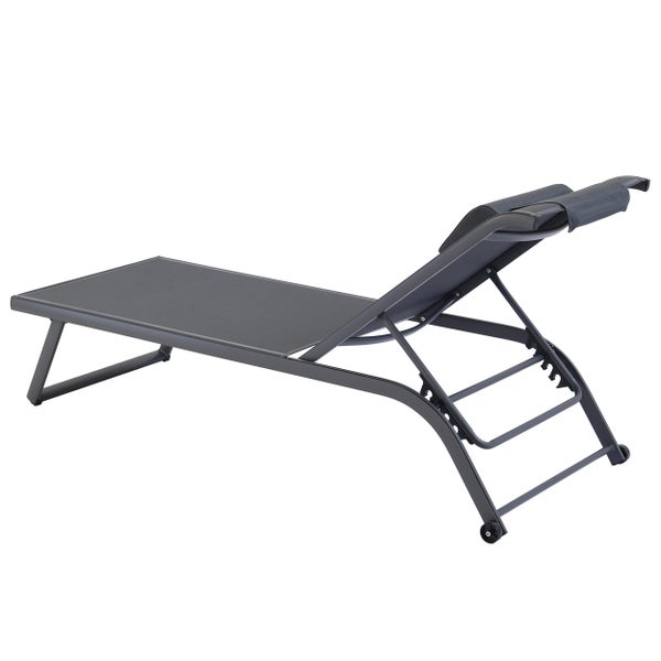 Verstellbare Gartenliege in Anthrazit mit Metallrahmen, Textilbespannung, Kopfkissen und Rollen.