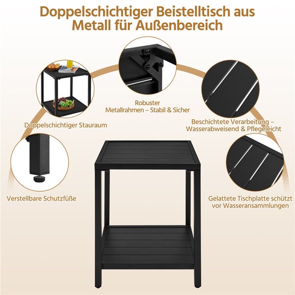 Schwarzer Beistelltisch aus Metall für den Außenbereich mit zwei Etagen, verstellbaren Standfüßen und gelatteter Tischplatte.