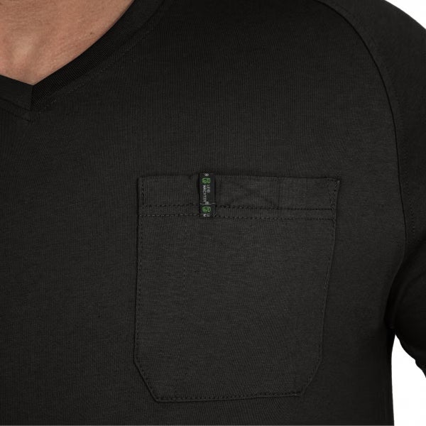 Nahaufnahme eines schwarzen T-Shirts mit V-Ausschnitt, Brusttasche und Leib Wächter Logo.