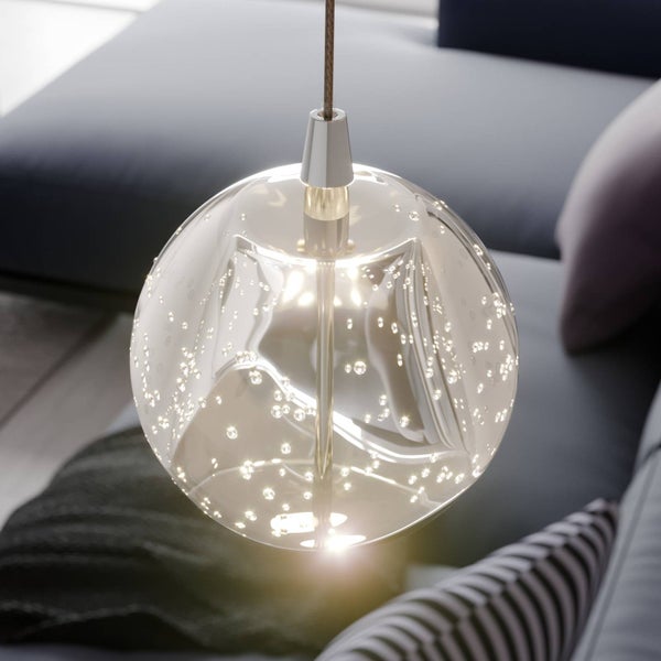 Pendelleuchte aus Glas in Kugelform mit Effekt von Luftblasen in einem modern eingerichteten Wohnzimmer.