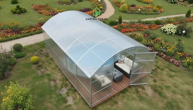Gartenpavillon aus Polycarbonat in einem Garten mit Loungemöbeln und Pool unter einer gewölbten Überdachung.