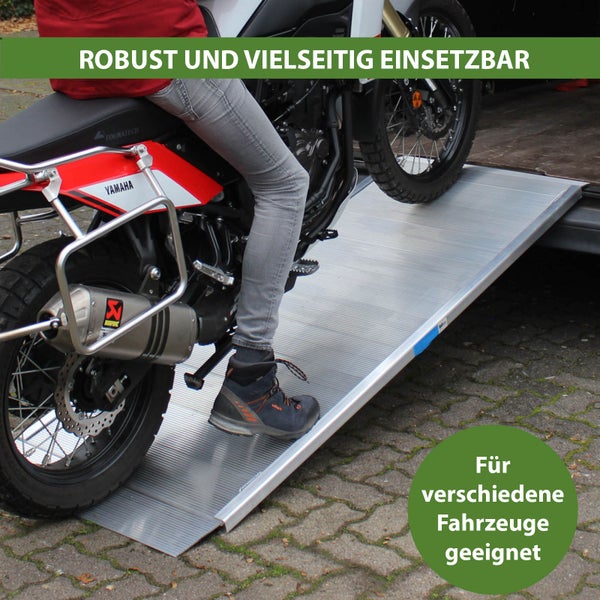 Motorrad auf einer Aluminium-Laderampe