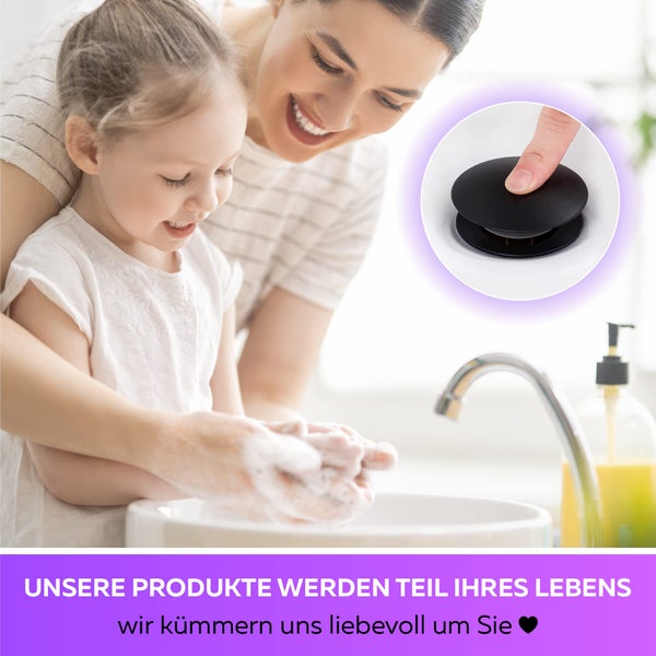 Mutter und Kind waschen sich die Hände an einem Waschbecken mit Pop-up-Ventil.