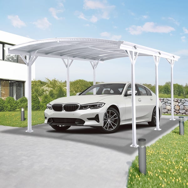 Weißes Carport mit Auto auf einer Einfahrt