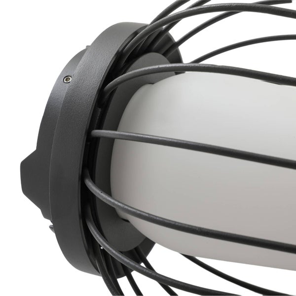 Detailaufnahme einer grauen Wandleuchte mit Metallgitter und Leuchtmittel