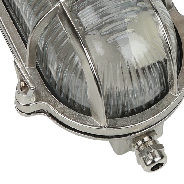 Detailansicht einer Außenleuchte mit Schutzgitter und Glasabdeckung