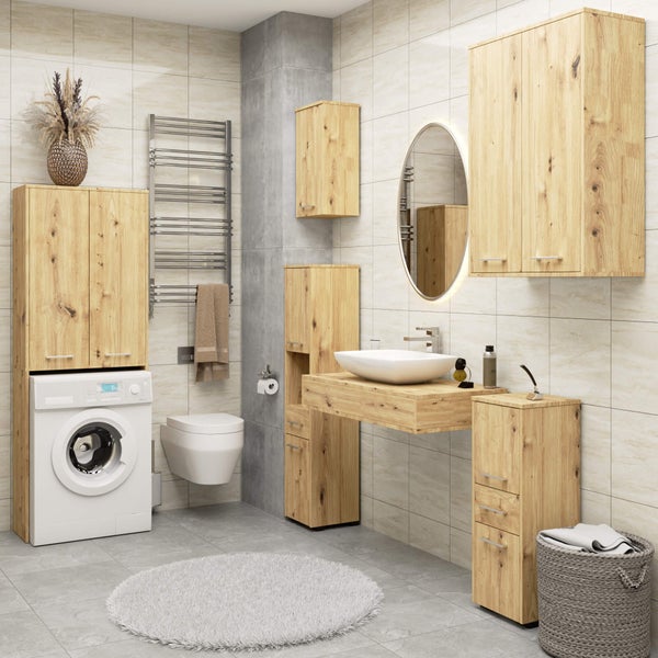 Badezimmer mit Waschtisch, Spiegel, Waschmaschine und Holzschränken