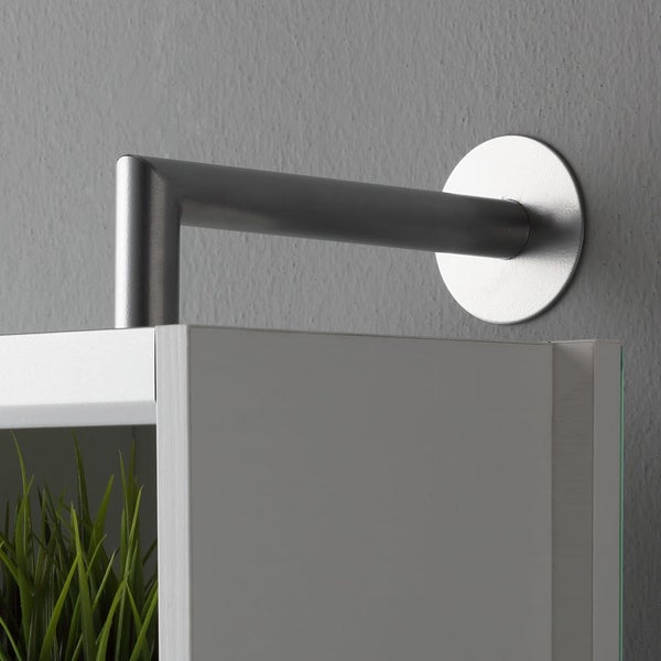 Detailaufnahme einer Badezimmerlampe an einem weißen Regal