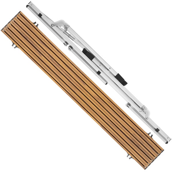 Zusammengeklappter Campingtisch mit Tischplatte aus Holzlamellen und Gestell aus Aluminium.