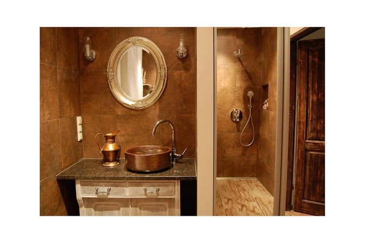 Badezimmer mit Waschbecken, Spiegel und Dusche