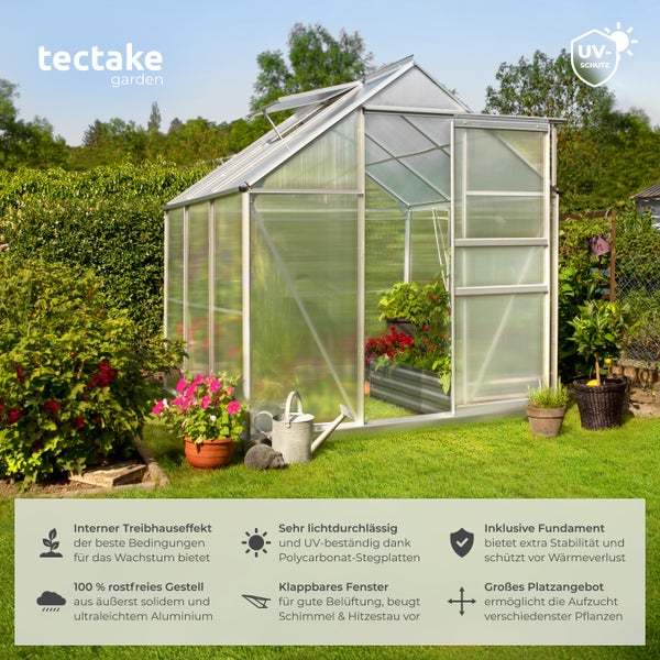 Gewächshaus mit geöffneter Tür, Pflanzen und Gartenzubehör