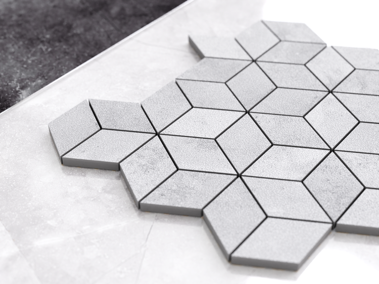 Graue Mosaikfliesen in Rautenform mit Steinoptik.