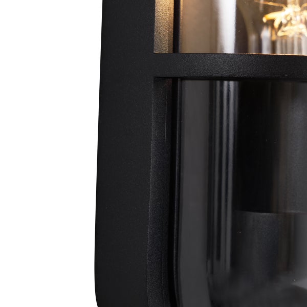 Detail einer Außenleuchte mit schwarzem Rahmen, klarem Glasdiffusor und sichtbarem Leuchtmittel.