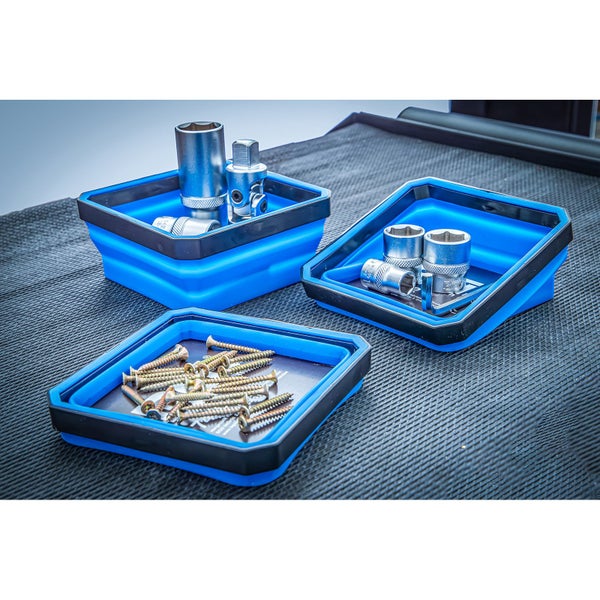 Drei blaue Werkzeugschalen mit Schrauben und Steckschlüsseleinsätzen