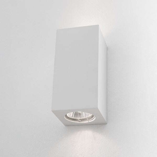 Moderne rechteckige Wandleuchte für den Außenbereich mit nach unten gerichtetem Lichtaustritt