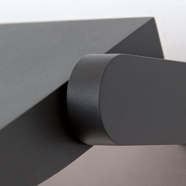 Detailaufnahme eines schwarzen Metallgelenks mit matter Oberfläche.