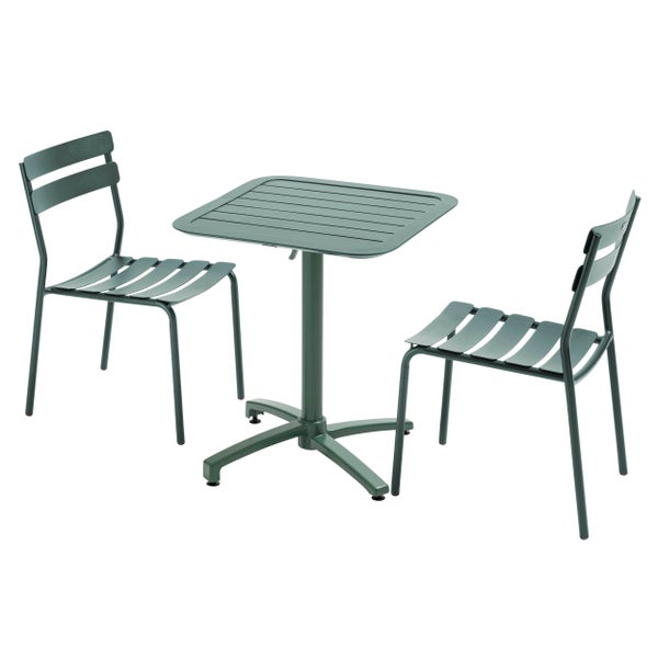 Gartenmöbel-Set bestehend aus einem quadratischen Tisch und zwei Stühlen aus Metall in Dunkelgrün mit Latten-Design.