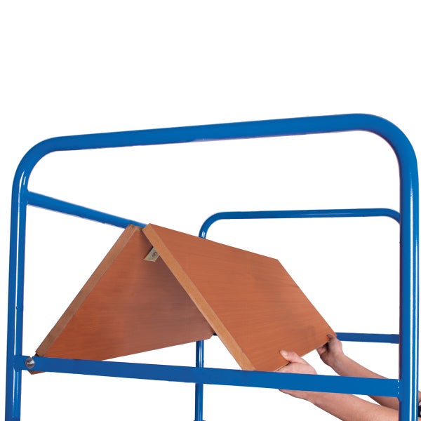 Detailansicht eines Etagenwagens mit Holzböden.