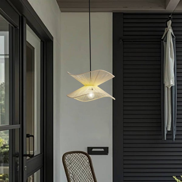 Moderne Pendelleuchte mit gewebtem, sanduhrförmigem Schirm auf einer Terrasse mit dunklen Fensterläden.