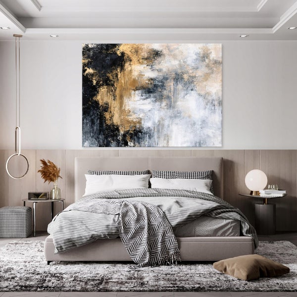 Abstraktes Wandbild über modernem Doppelbett in einem eleganten Schlafzimmer mit Textildekoration und Beleuchtung