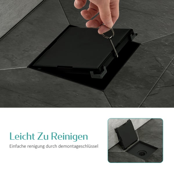 Eine Hand hebt die Abdeckung eines quadratischen Bodenablaufs mit einem Demontageschlüssel an, um die Reinigung zu erleichtern.
