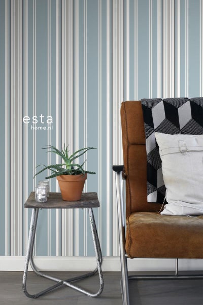 Wohnraumszene mit gestreifter Tapete, Beistelltisch mit Pflanze und Sessel