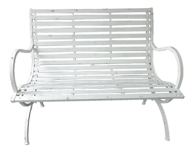 Weiße Gartenbank aus Metall mit Sitzfläche und Rückenlehne aus Latten sowie geschwungenen Armlehnen.