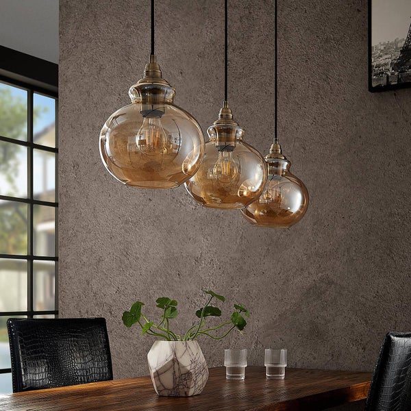 Moderne Stehlampe aus Metall mit verstellbarem Arm in einem hellen, organisierten Büro mit weißem Schreibtisch und schwarzem Bürostuhl.