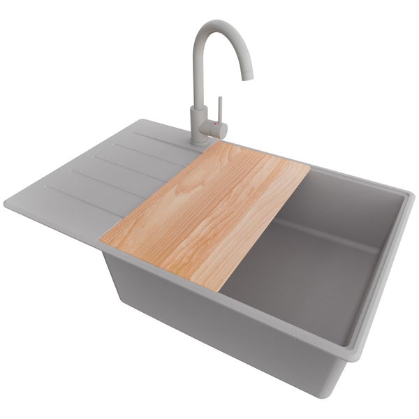 Spüle mit Armatur und Schneidebrett