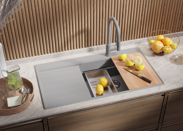 Küchenspüle mit Abtropffläche, Schneidebrett und Küchenarmatur auf einer Küchentheke mit Dekoration.