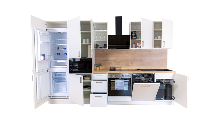 Komplette Küche mit Geräten und offenen weißen Schranktüren.